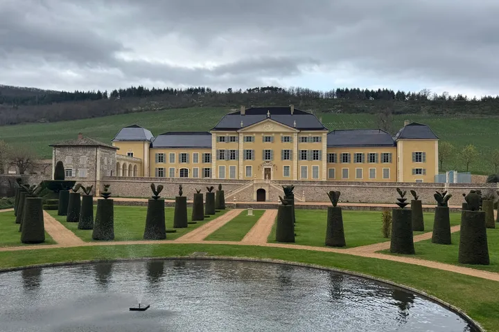 Château de La Chaize im Beaujolais: Ein Besuch zwischen Schlossgarten, Keller und Gamay