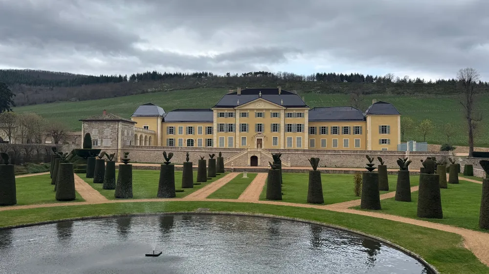 Château de La Chaize im Beaujolais: Ein Besuch zwischen Schlossgarten, Keller und Gamay