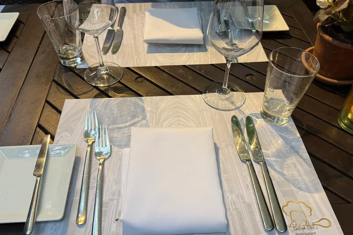 Christoph Pauls Restaurant in Köln: Sommermenü im Innenhof des Belgischen Viertels