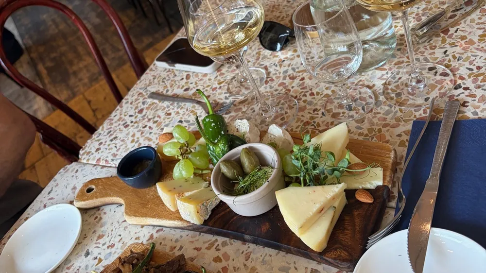 Die Bredouille Weinbar in Köln: Bretter, offene Weine und ein guter Platz im Belgischen Viertel