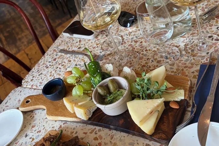 Die Bredouille Weinbar in Köln: Bretter, offene Weine und ein guter Platz im Belgischen Viertel