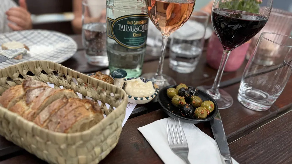 La Turista Vermuteria in Köln: Tapas in Tonschalen, offene Weine und ein gut gekühlter Garnacha