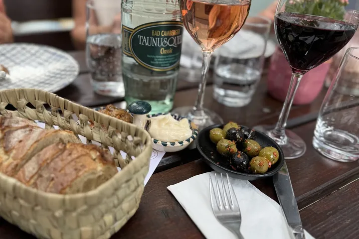 La Turista Vermuteria in Köln: Tapas in Tonschalen, offene Weine und ein gut gekühlter Garnacha
