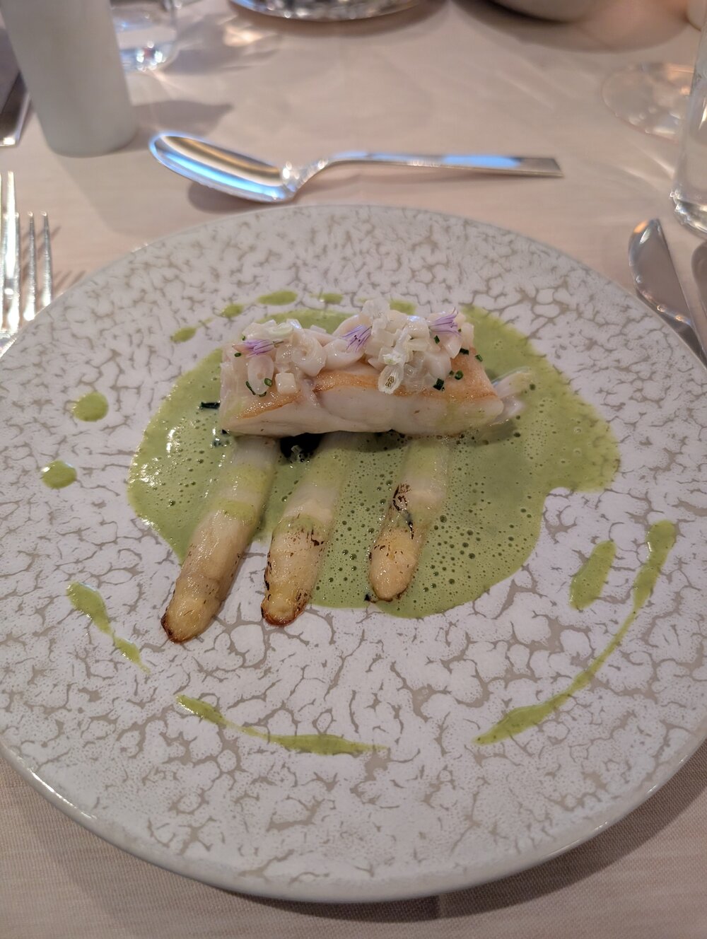 Gebratenes Fischfilet auf weißem Spargel mit grüner Kräutersauce bei Steinheuer
