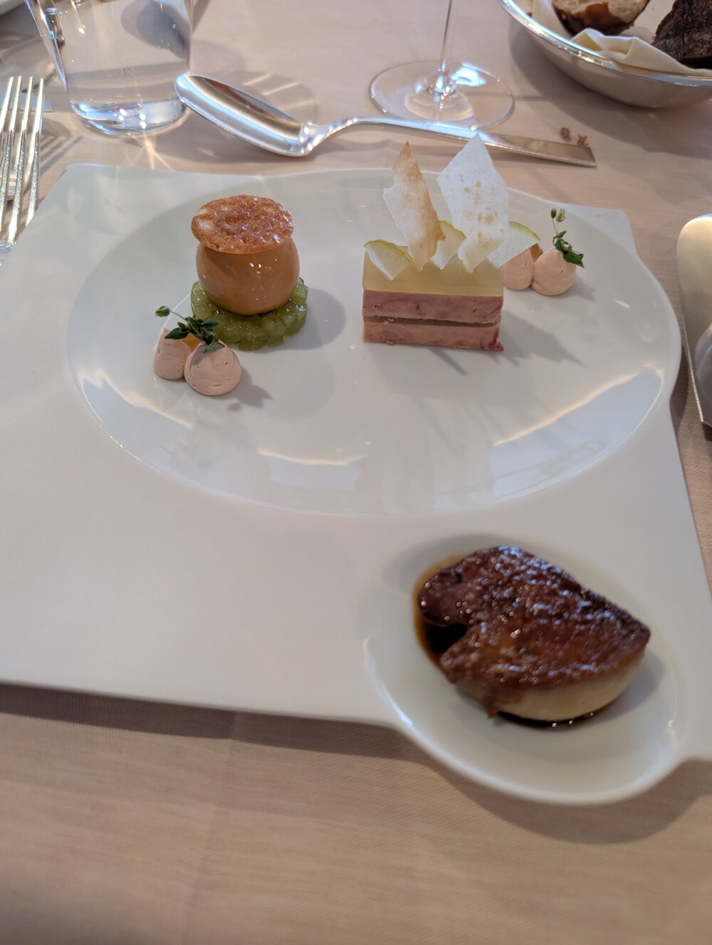 Dreierlei von der Gänseleber auf weißem Designteller in Steinheuers Gourmetrestaurant