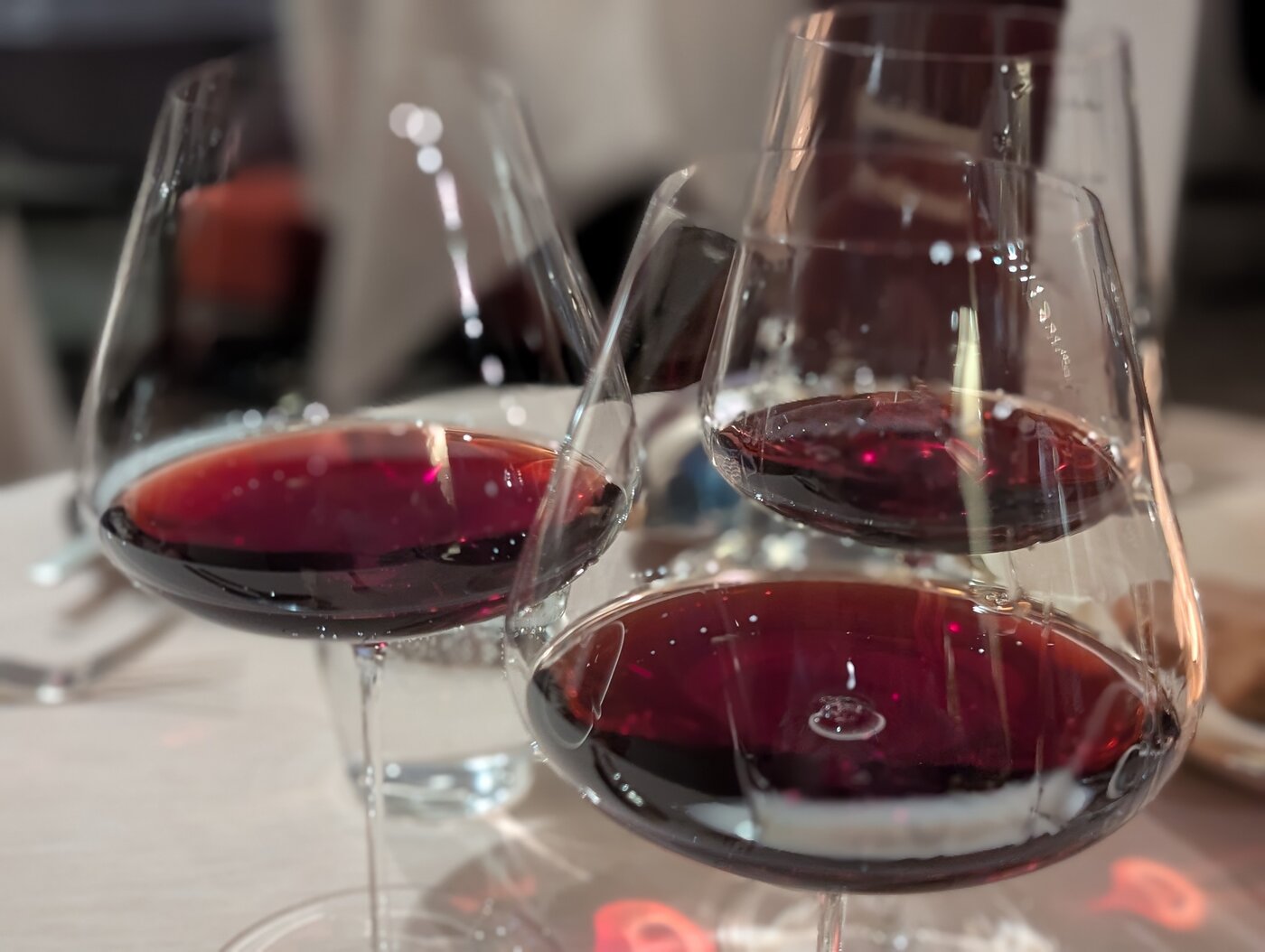 Drei Gläser Rotwein aus der Weinbegleitung in Steinheuers Gourmetrestaurant