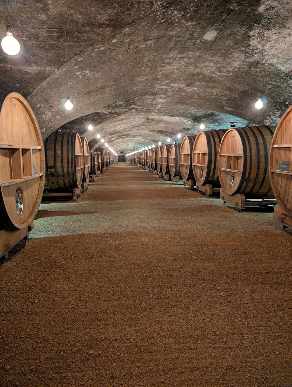 Langer Fassgang im Keller von Château de La Chaize im Beaujolais