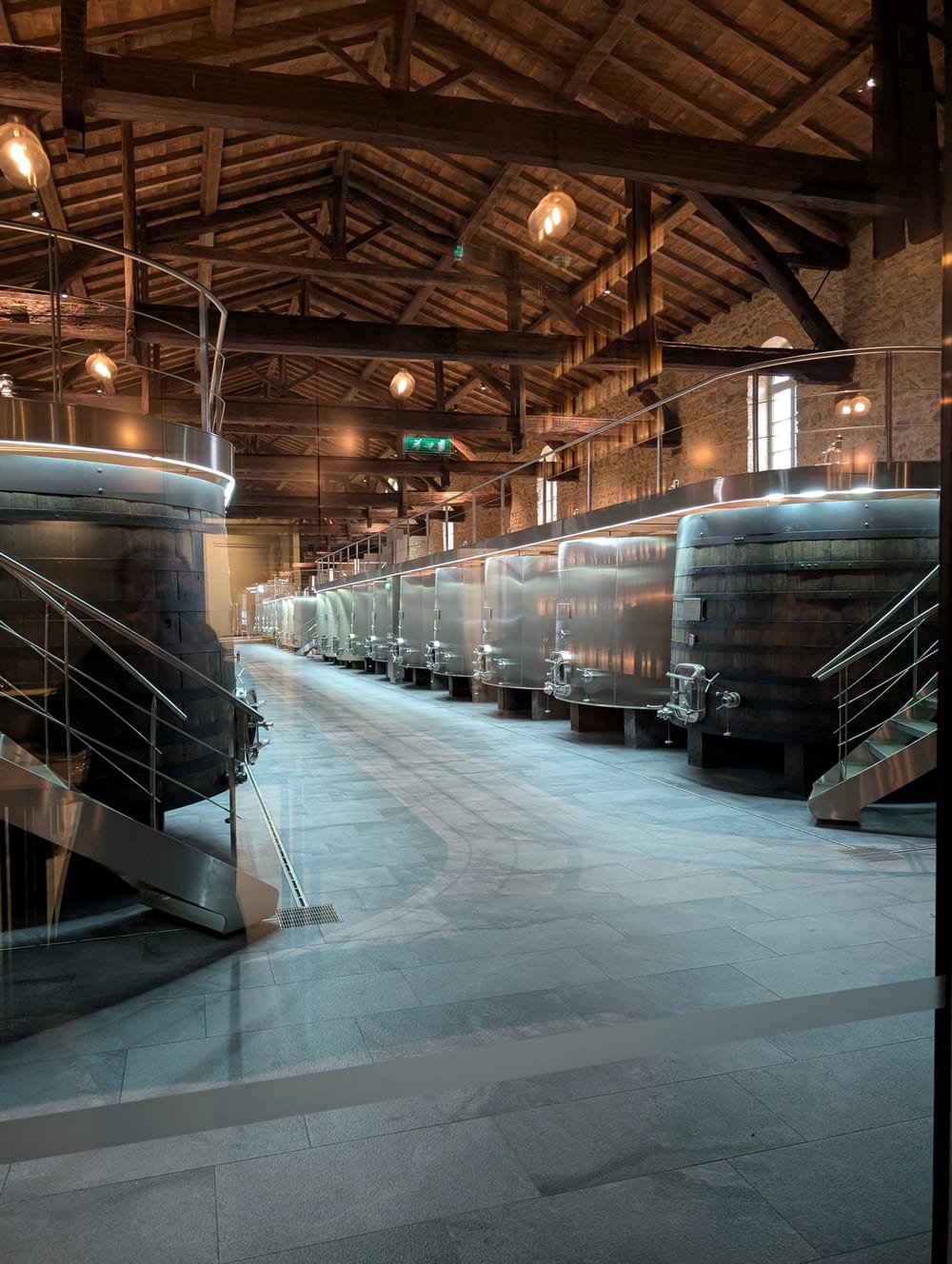 Moderner Kellerbereich mit Holz- und Edelstahltanks bei Château de La Chaize