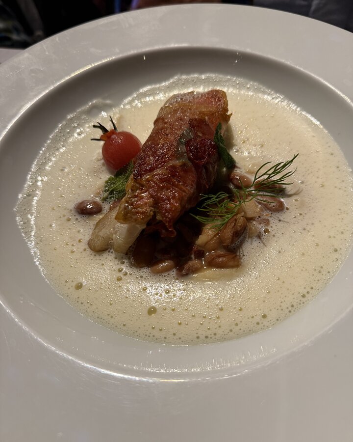 Rotbarben-Saltimbocca im Schinkenmantel auf Bohnen in Salbeischaum
