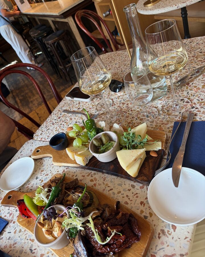 Käse- und Antipasti-Bretter mit Weißwein in der Bredouille Weinbar in Köln
