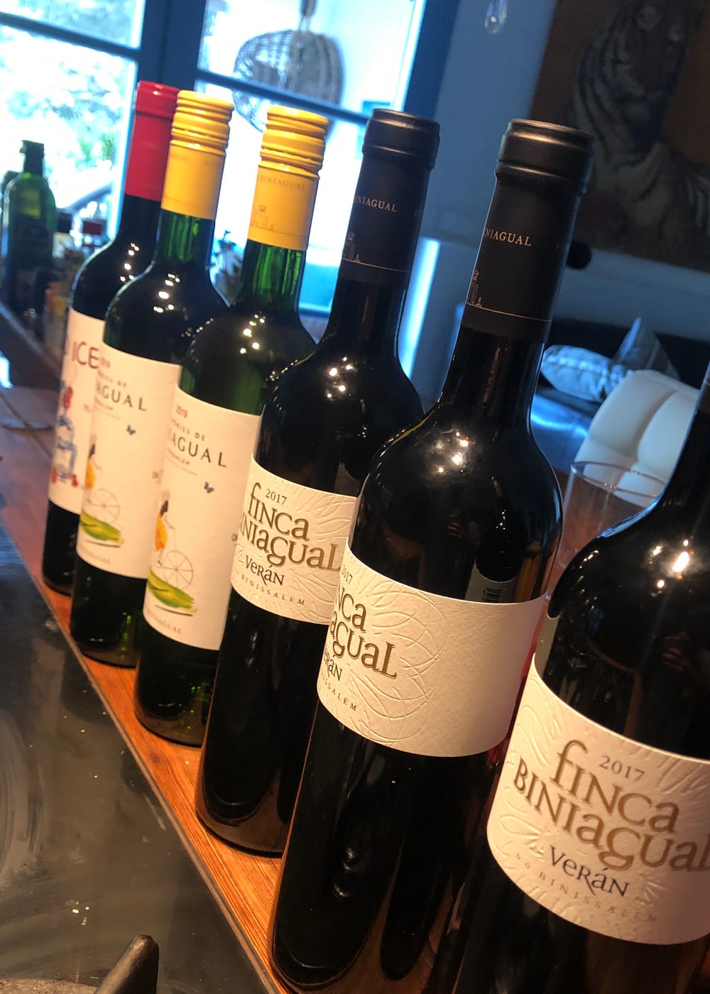 Mehrere Flaschen Finca Biniagual, darunter Verán 2017, bei einer Weinprobe auf Mallorca