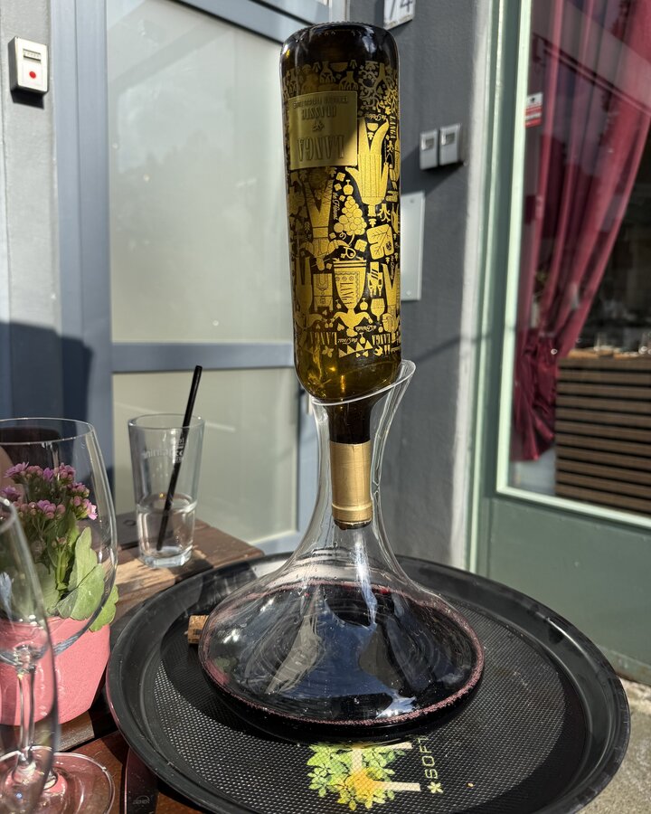 Langa Classic Garnacha kopfüber auf dem Dekanter vor der La Turista Vermuteria in Köln