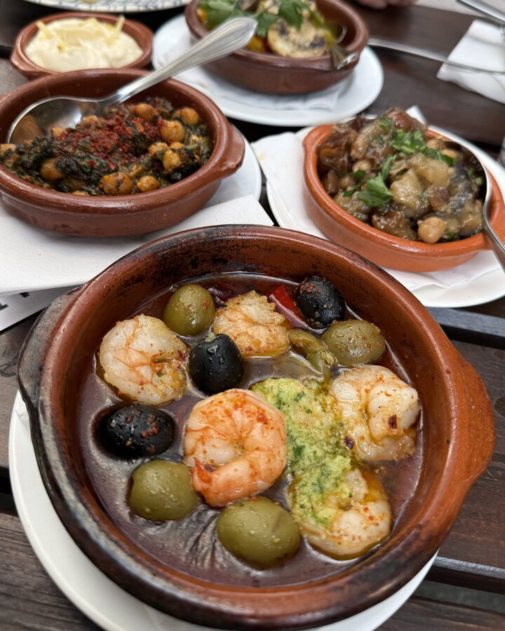 Tapas in Tonschalen mit Gambas, Kichererbsen mit Spinat und Champignons in der La Turista Vermuteria in Köln