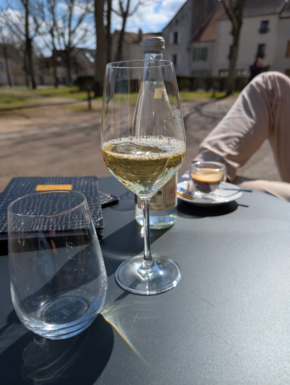 Ein Glas Puligny-Montrachet Les Meix 2020 bei Olivier Leflaive auf der Terrasse