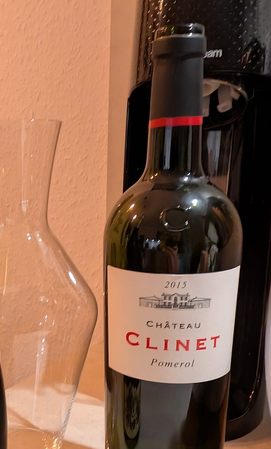 Château Clinet Pomerol 2015 neben einer Karaffe