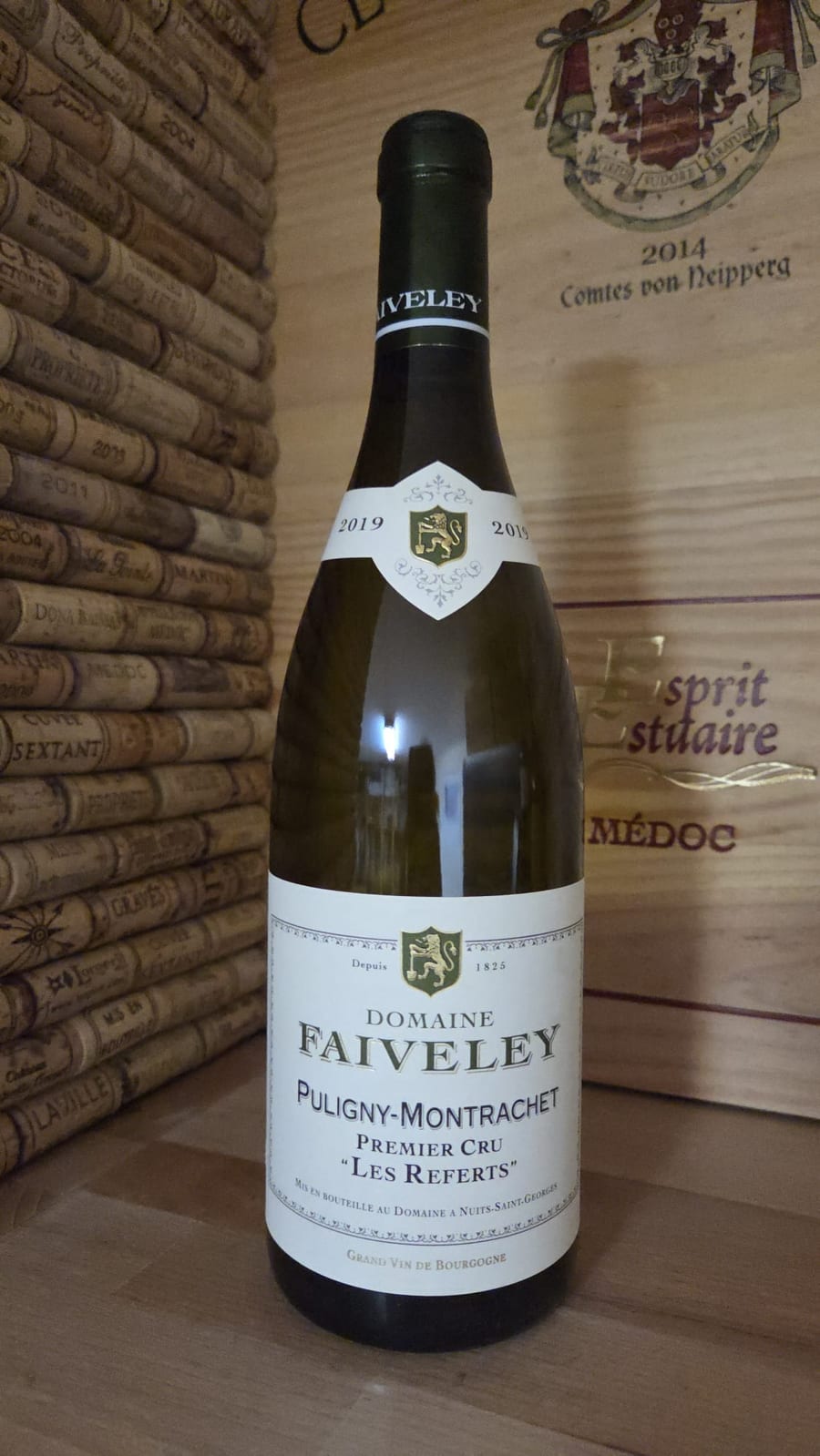 Domaine Faiveley Puligny-Montrachet Premier Cru Les Referts 2019 vor Weinkisten