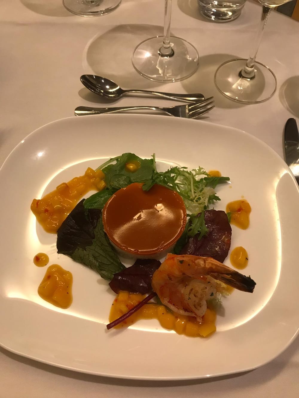 Blumenkohlmousse mit gebratener Garnele und Mango-Chili-Chutney auf weißem Teller
