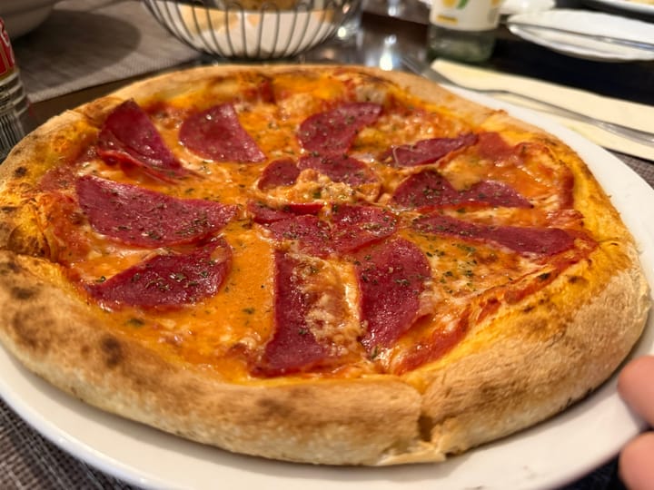 Pizza Salami mit gebräuntem Rand in der Trattoria Riviera