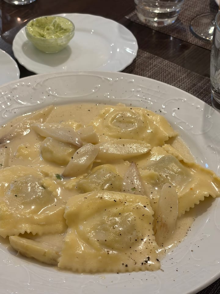 Frische Ravioli mit Spargel in heller Sauce in der Trattoria Riviera