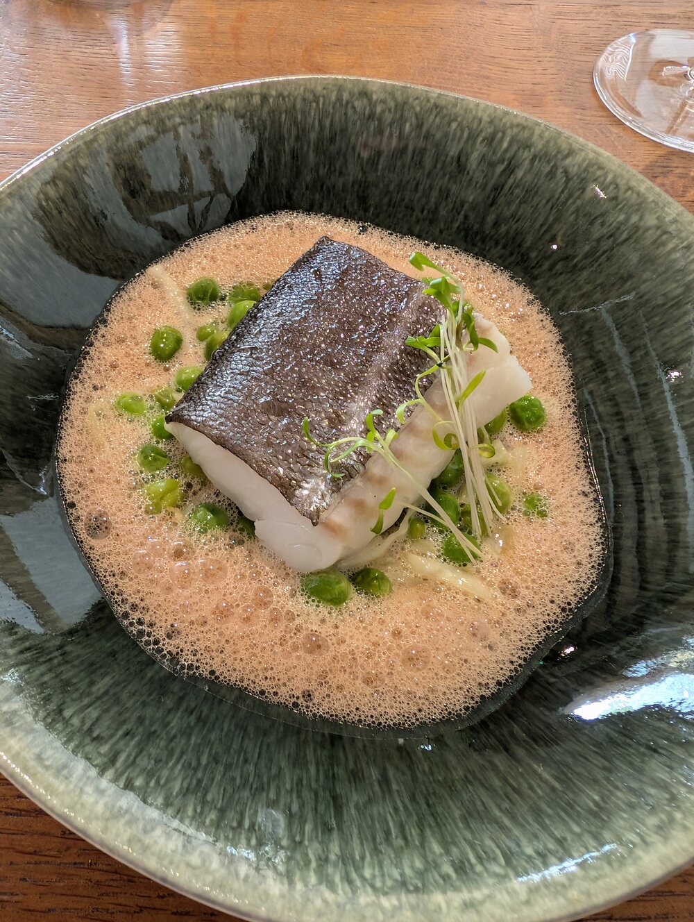 Fischgang mit heller Sauce und Erbsen bei einem Mittagessen in Sancerre