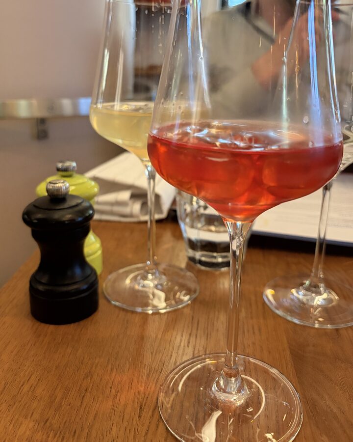 Trüber roter Naturwein auf Eis als Aperitif im Weinbistro L'escalier