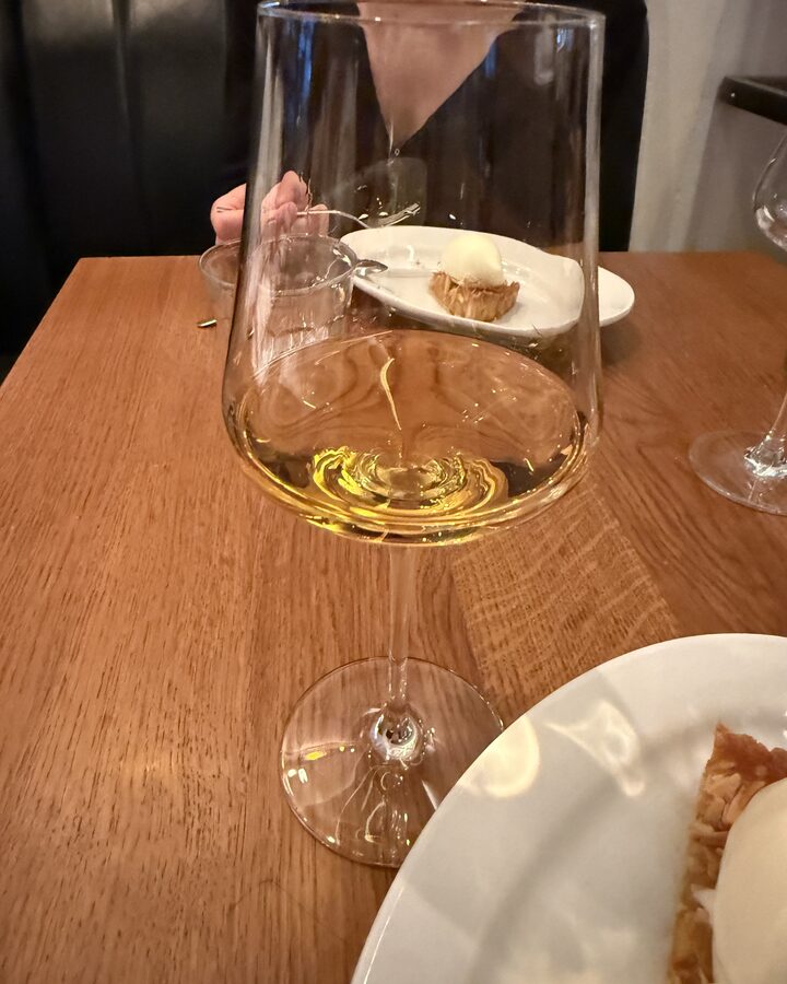 Glas Sauternes vor Mandelkuchen mit Vanilleeis im Weinbistro L'escalier