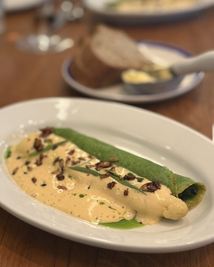 Weißer Spargel mit grünem Crêpe und Sauce Hollandaise im Weinbistro L'escalier
